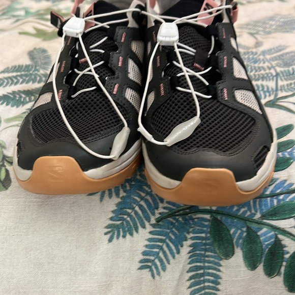 Salomon Black and Pink Athletic Shoes for Outdoor Adventures
TECHAMPHIBIAN 5 - Picture 6 of 9